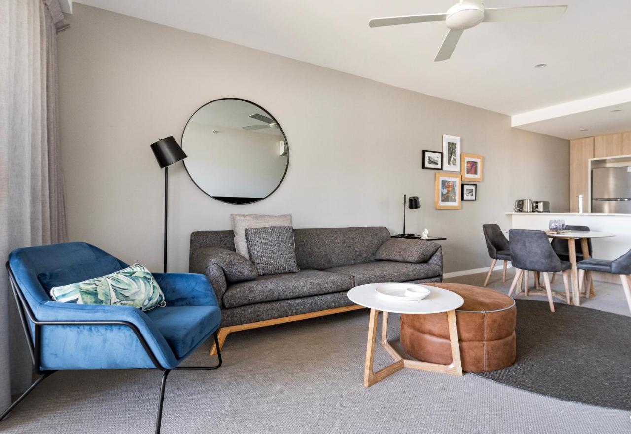 Elegant 2 Bed 2 Bath 1 Car Pool & Gym Portside *