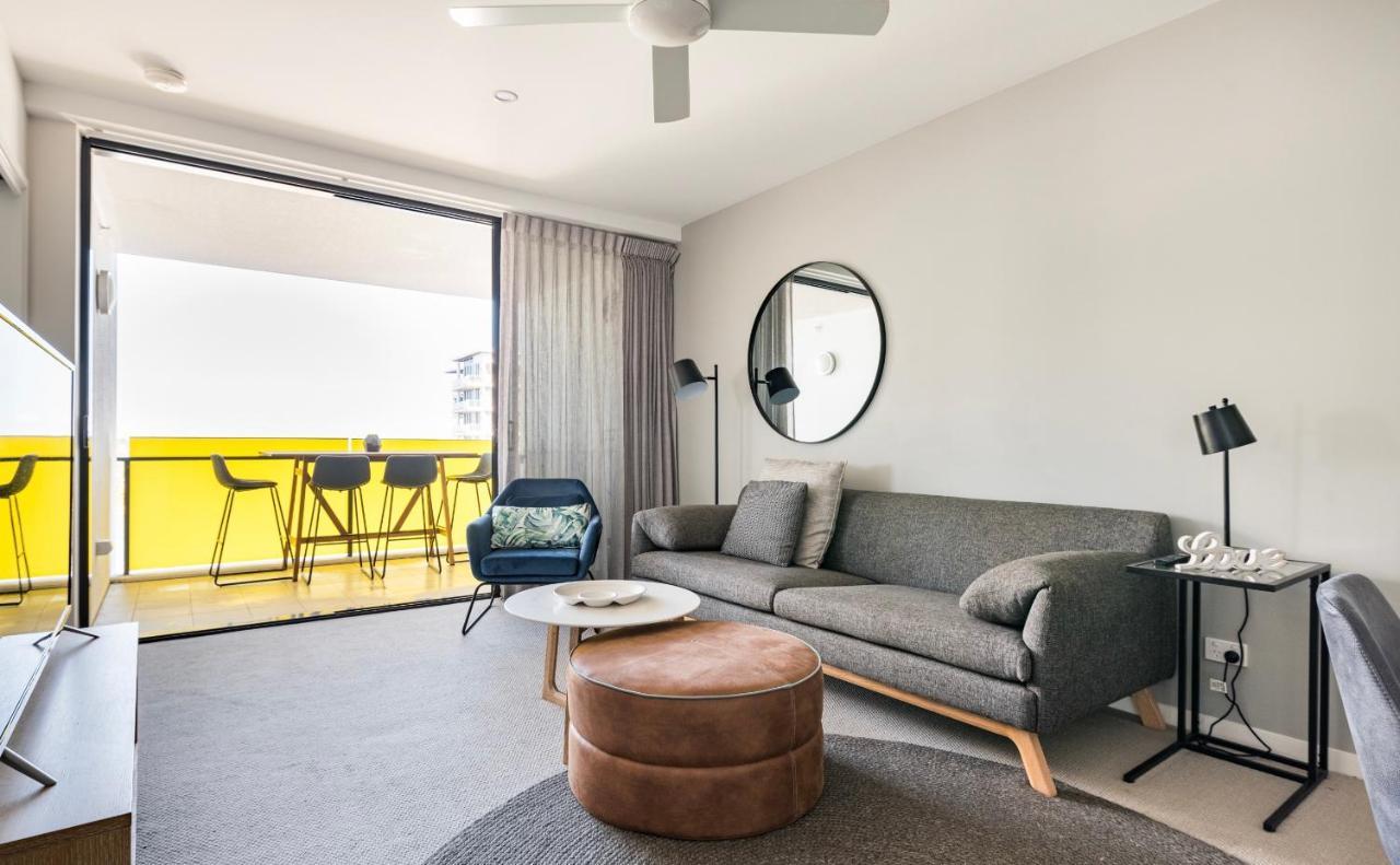 Elegant 2 Bed 2 Bath 1 Car Pool & Gym Portside