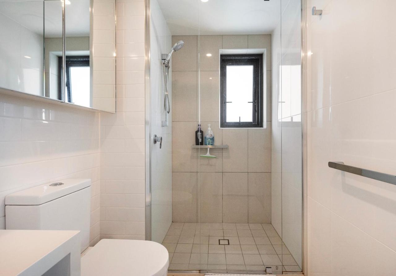 Elegant 2 Bed 2 Bath 1 Car Pool & Gym Portside