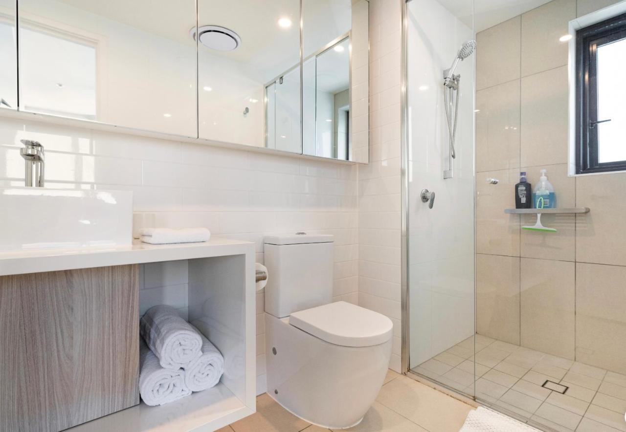 Elegant 2 Bed 2 Bath 1 Car Pool & Gym Portside *