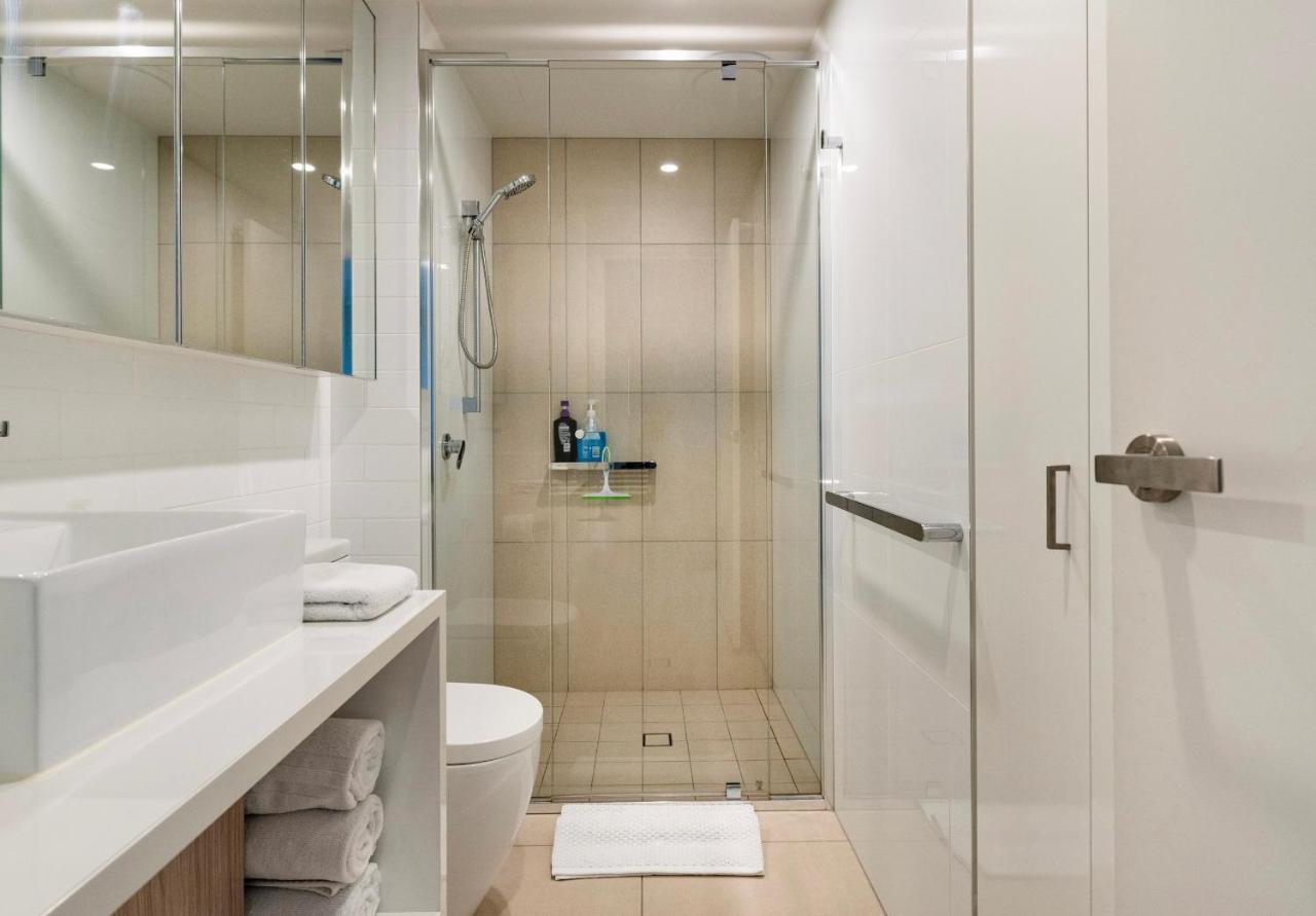 Elegant 2 Bed 2 Bath 1 Car Pool & Gym Portside *