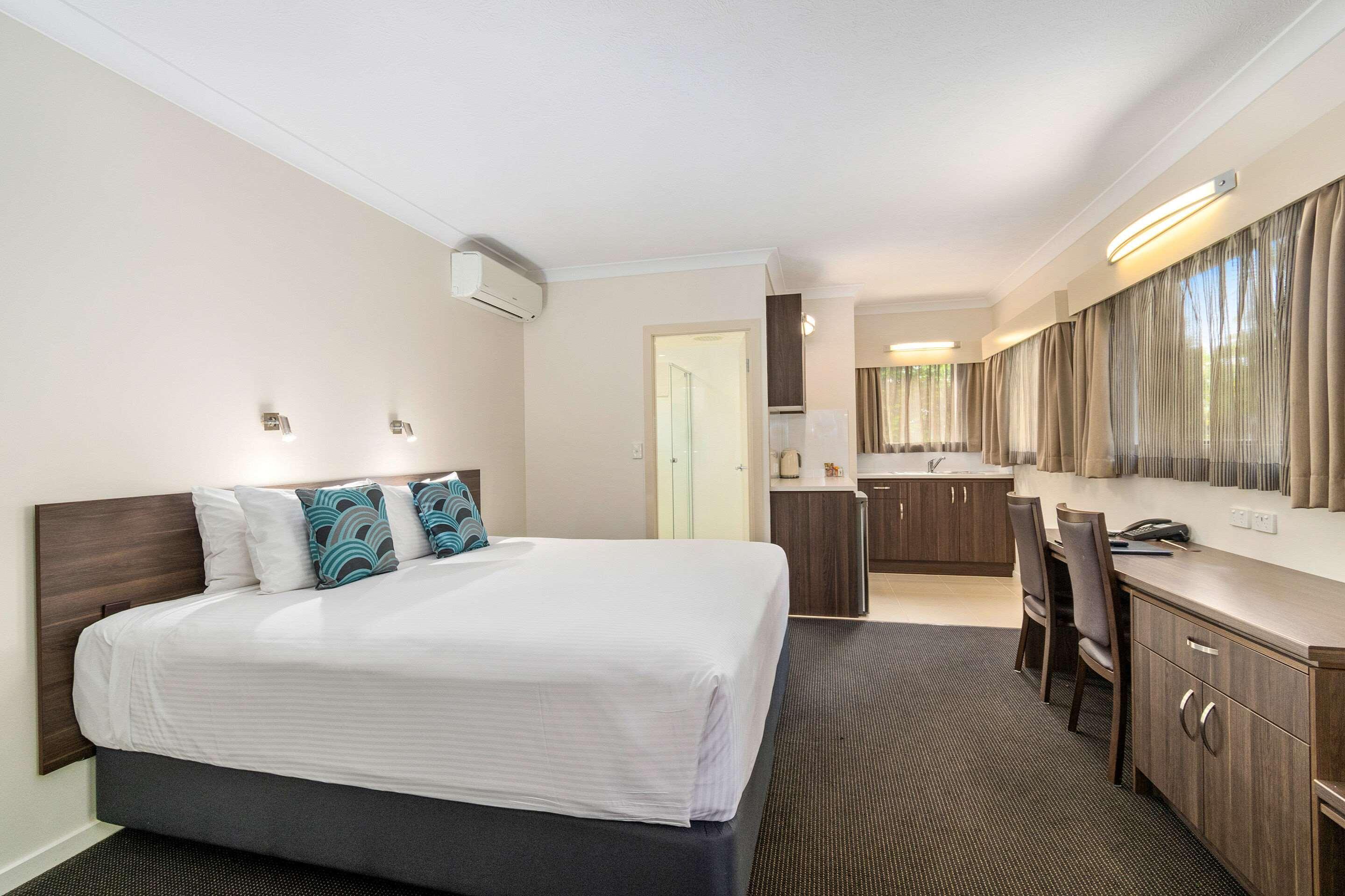 Quality Robertson Gardens Hotel 4*