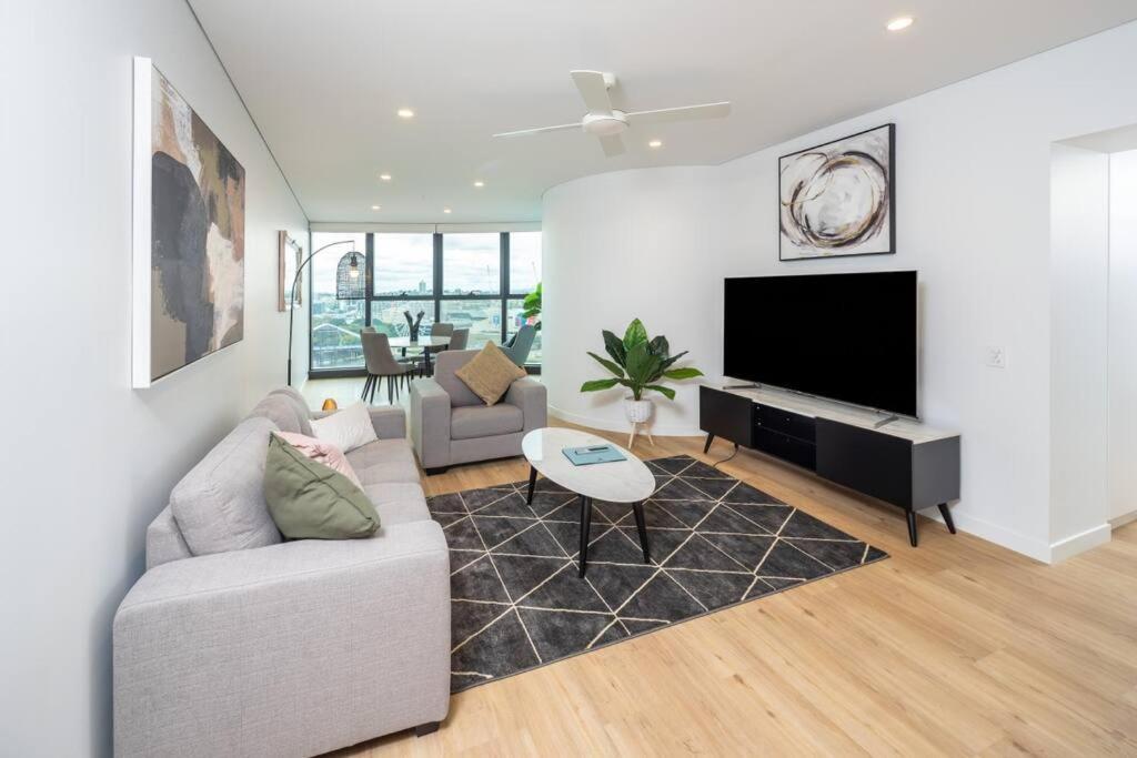 Apartment 1404 Sophistication And Luxury On The River By Stylish