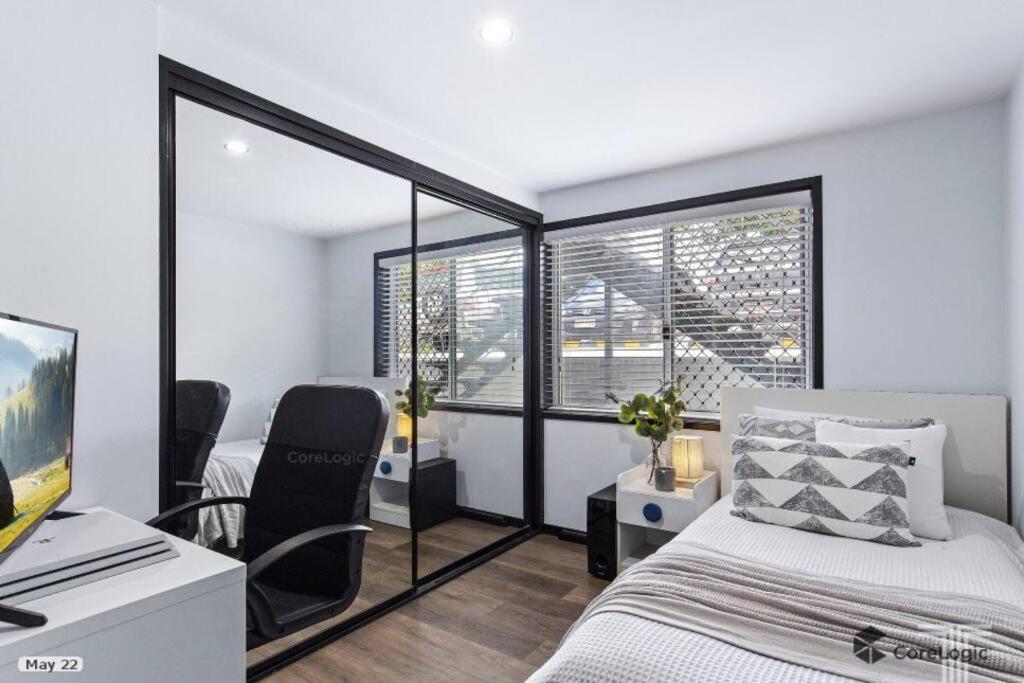 Joyful 3 Beddies Downstairs House Brisbane