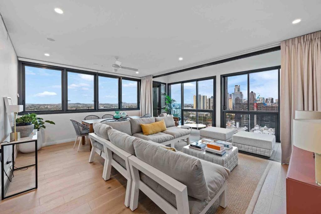 New 3 Bed Penthouse Style Complex Apartment *