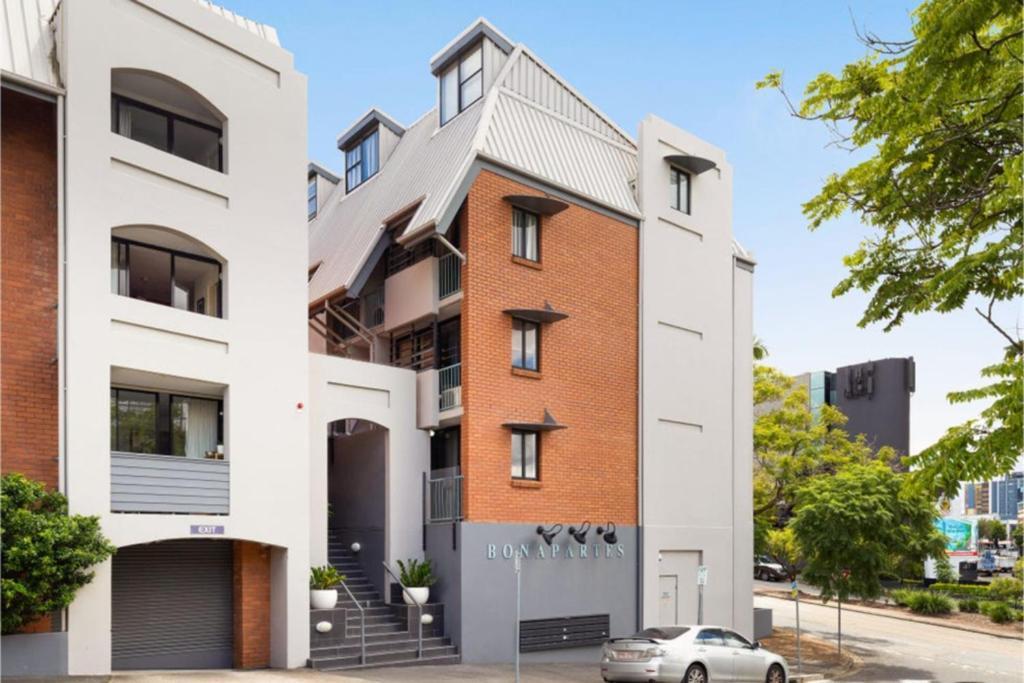 Stylish W/ Free Access To Park & Pool Apartment