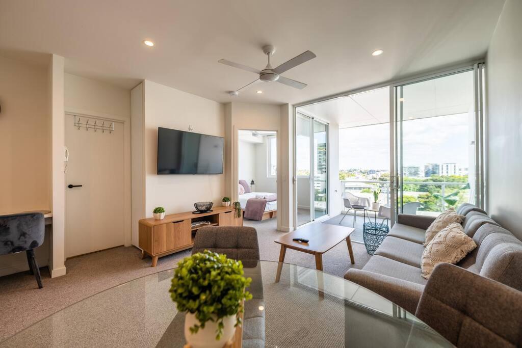Modern 1-br Apt With Pool Access *
