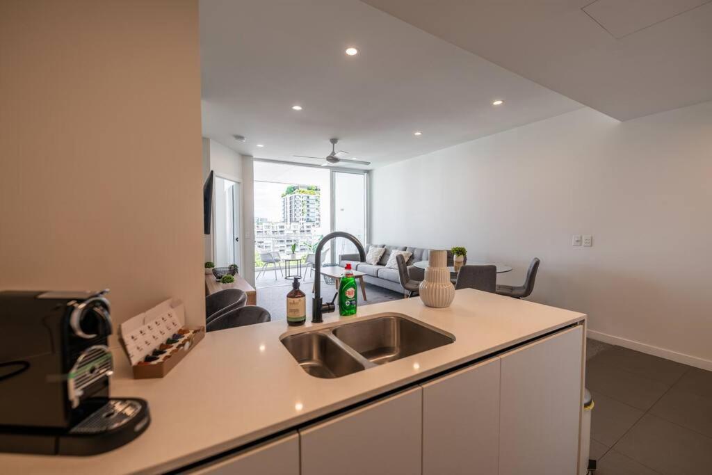 Modern 1-br Apt With Pool Access *