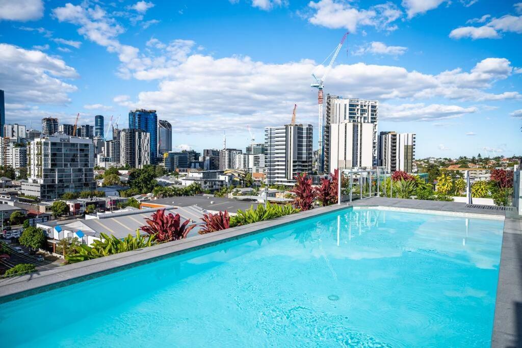 Modern 1-br Apt With Pool Access *
