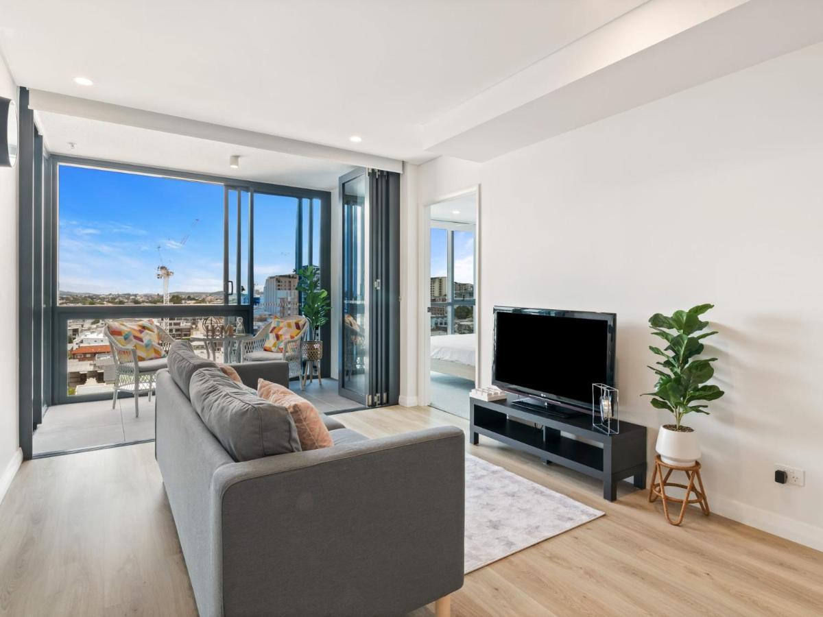 Heart Of The Valley Chic High Level 2br