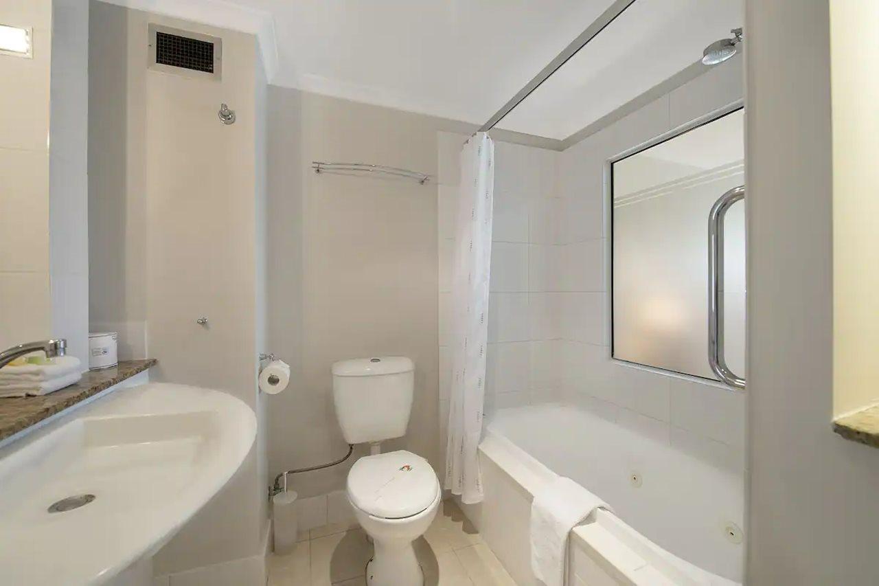 Airport Heritage Motel 4*