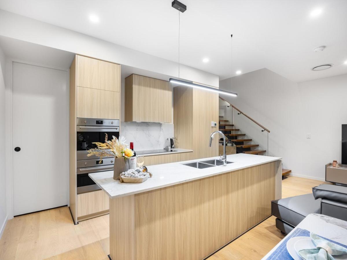 Conveniently Located Luxury 4br Townhouse Holiday home *