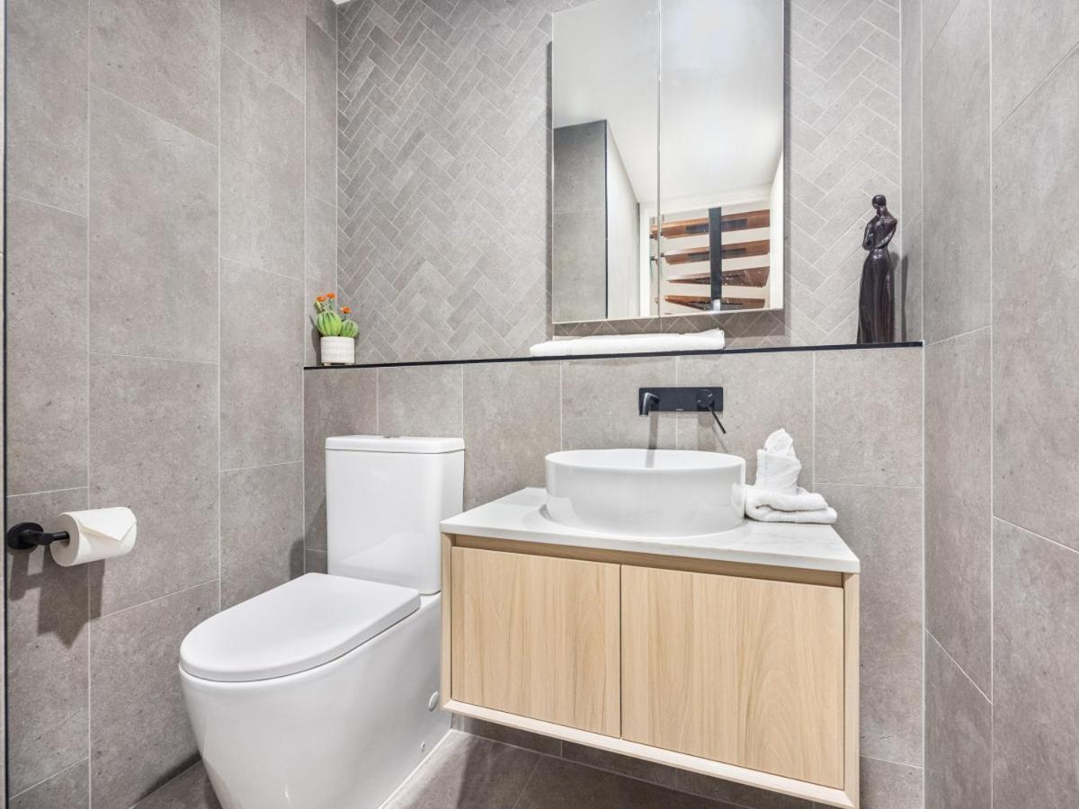 Conveniently Located Luxury 4br Townhouse *