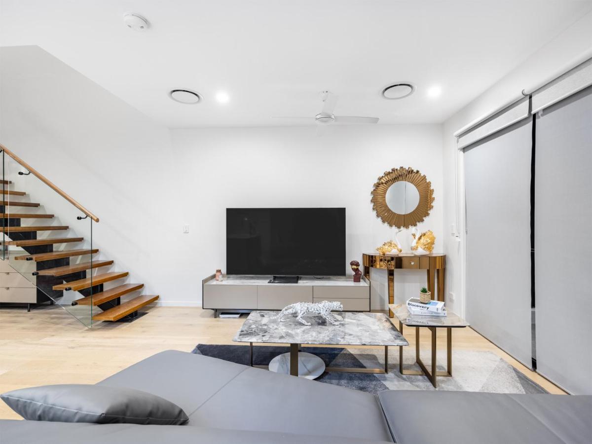 Conveniently Located Luxury 4br Townhouse *