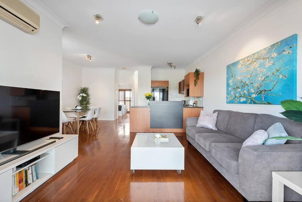 Apartment Hidden In New Farm ~ 1 Bed/1 Bath /1 Car/views! *