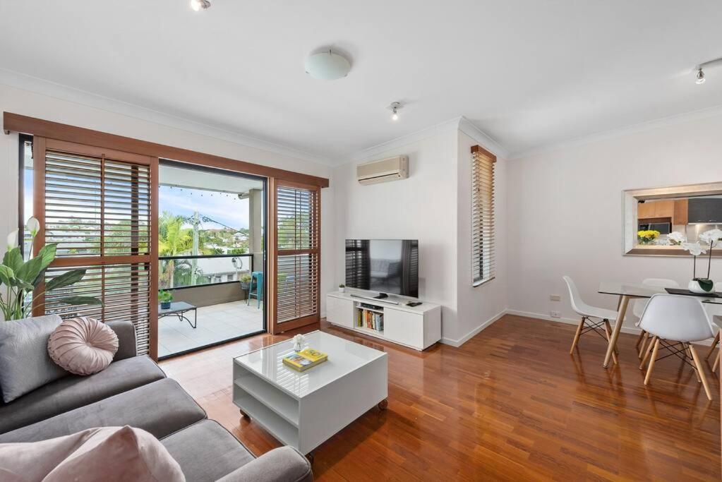 Hidden In New Farm ~ 1 Bed/1 Bath /1 Car/views! Brisbane