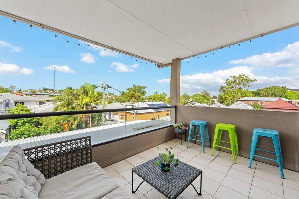 Apartment Hidden In New Farm ~ 1 Bed/1 Bath /1 Car/views! *