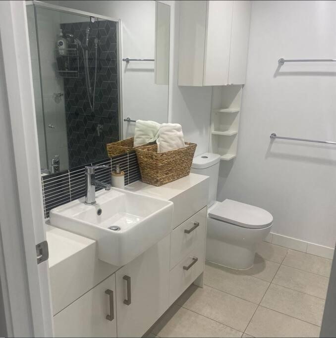 New Farm 2 Bed 2 Bath 1 Car Space Perfect Location Apartamento