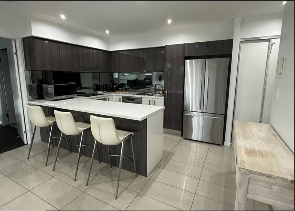 New Farm 2 Bed 2 Bath 1 Car Space Perfect Location Apartamento *