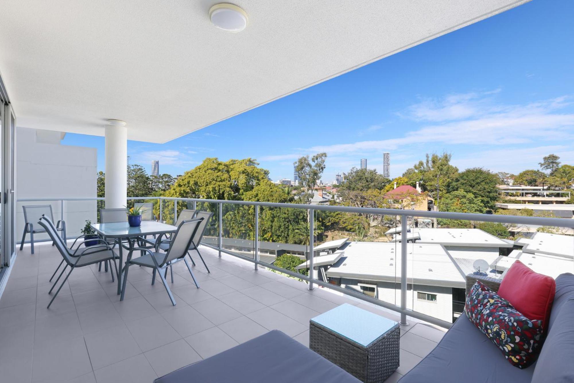Spacious 2-bed With City Views, Parking & Pool * Brisbane