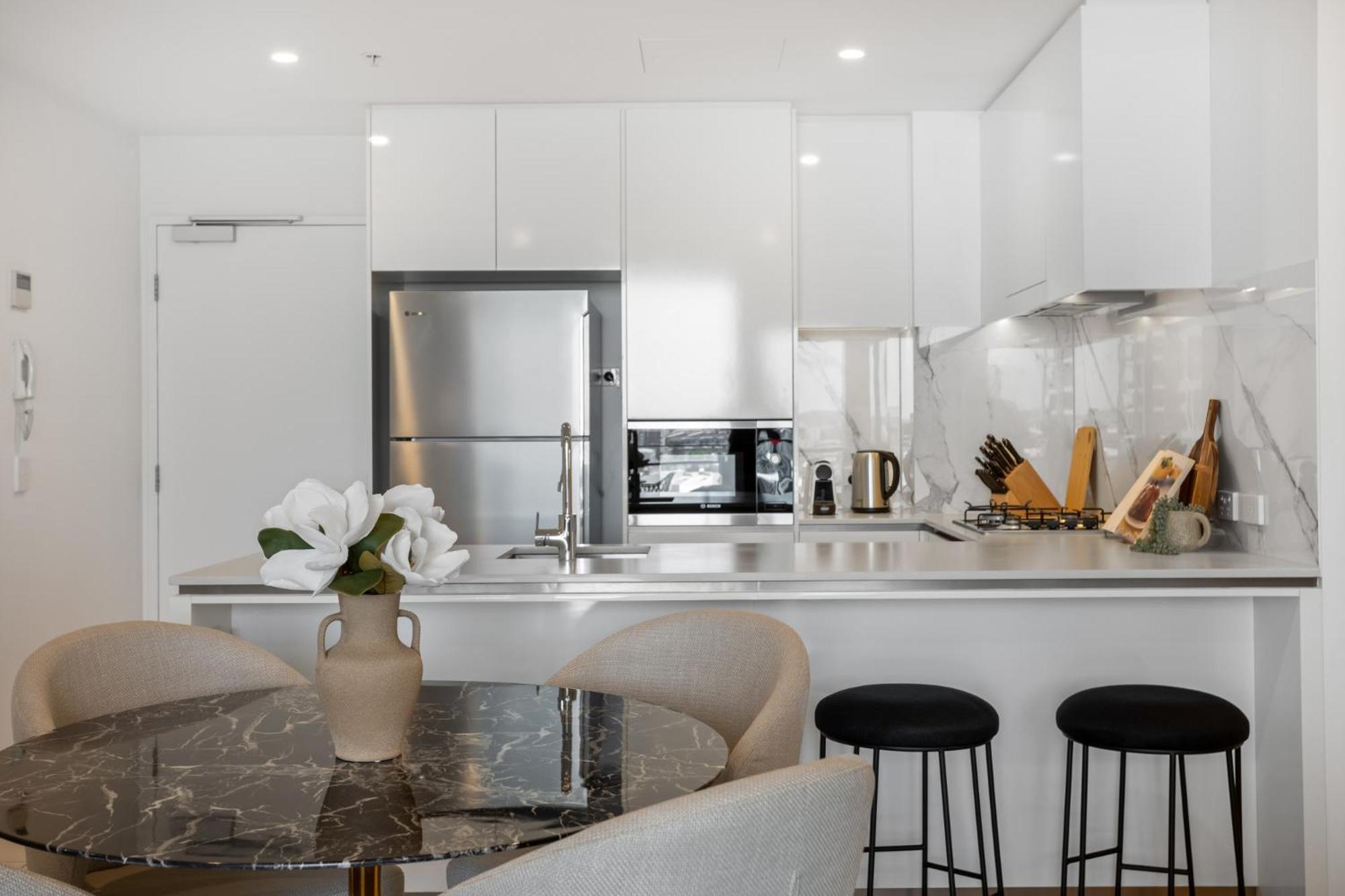 Riverside 2-bed By Brisbane's Landmarks With Pool Apartment *