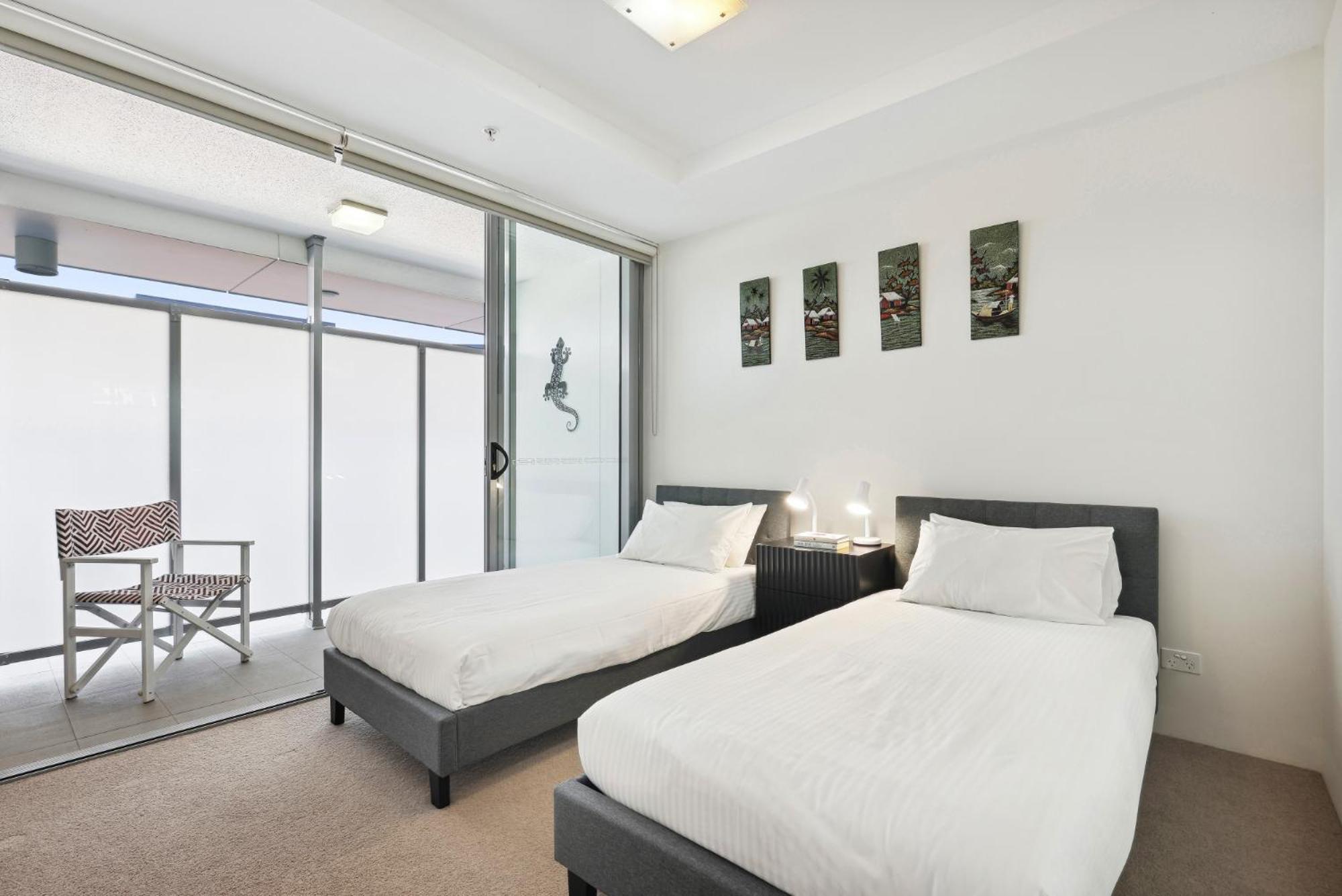 3-bed Luxurious Retreat By River & Cbd Apartment