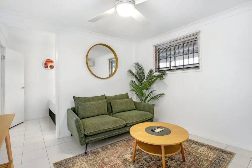Close To Suncorp Stadium: 1 Bed And Parking!