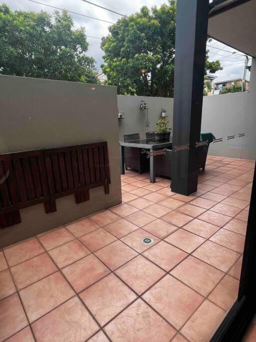 Old Cleveland Views - Stones Corner Apartment Brisbane