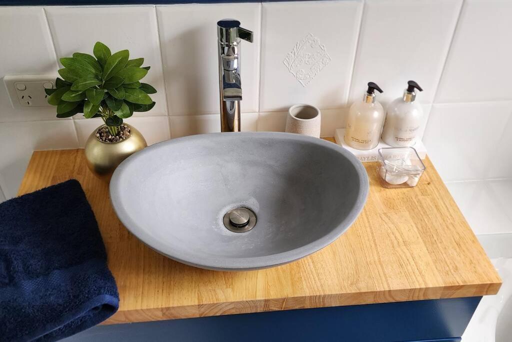 Peaceful Getaway - Stylish, Newly Updated House Brisbane