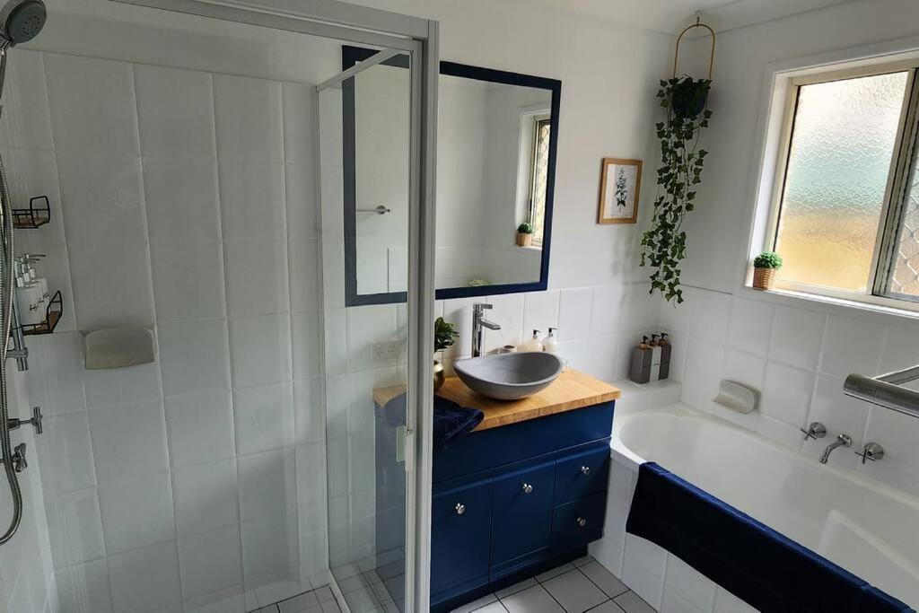 Peaceful Getaway - Stylish, Newly Updated House Holiday home