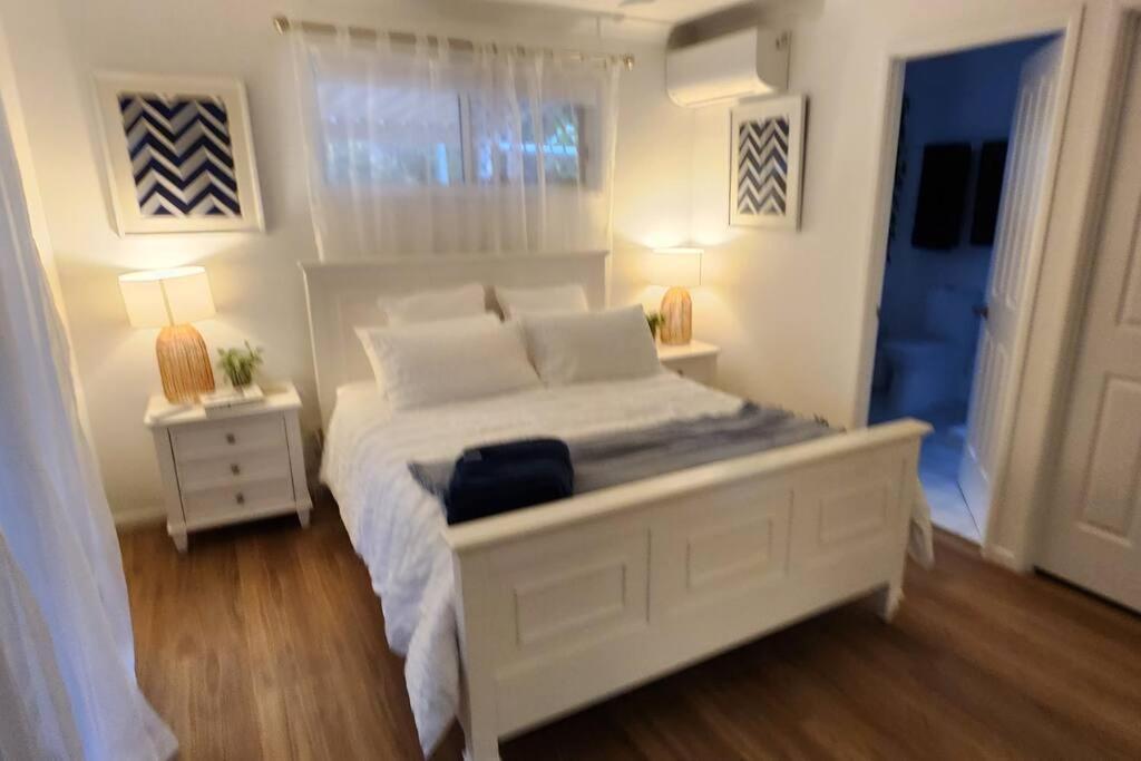 Peaceful Getaway - Stylish, Newly Updated House * Brisbane