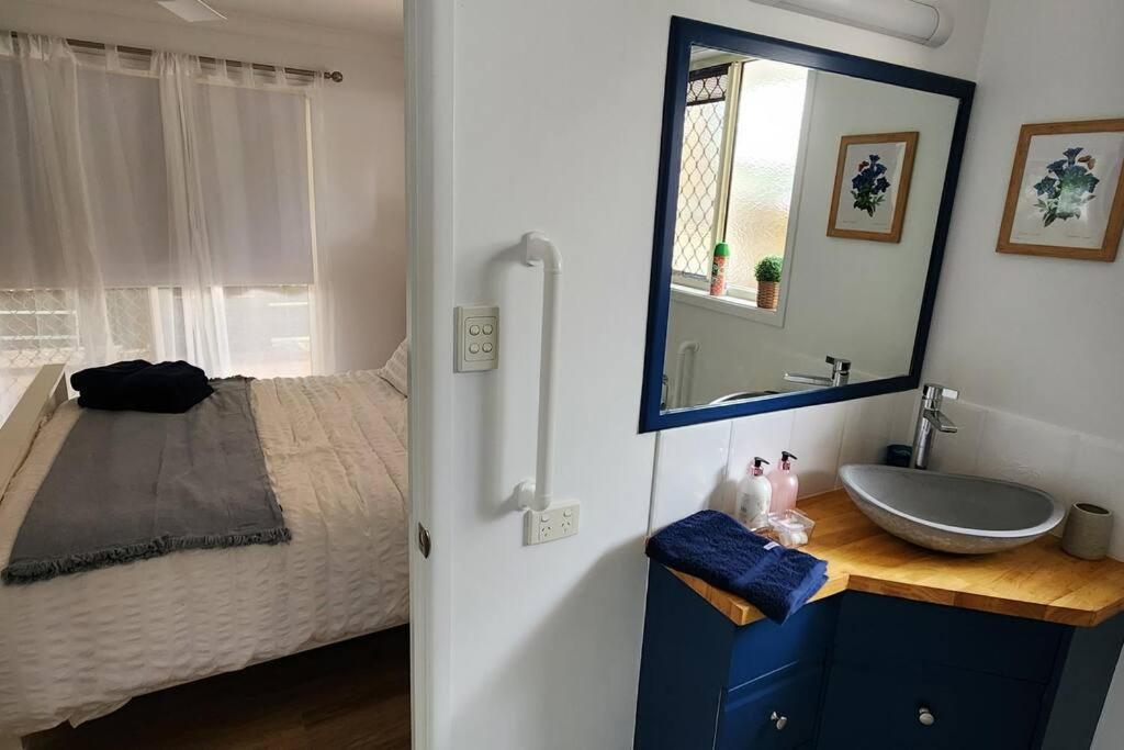 Peaceful Getaway - Stylish, Newly Updated House Holiday home *