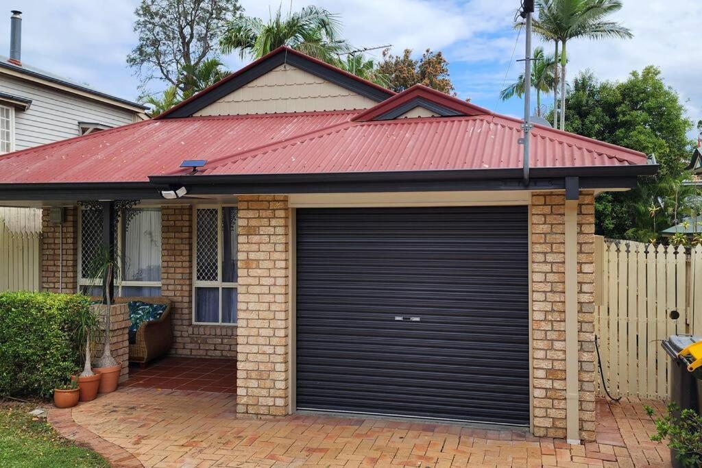 Peaceful Getaway - Stylish, Newly Updated House * Brisbane