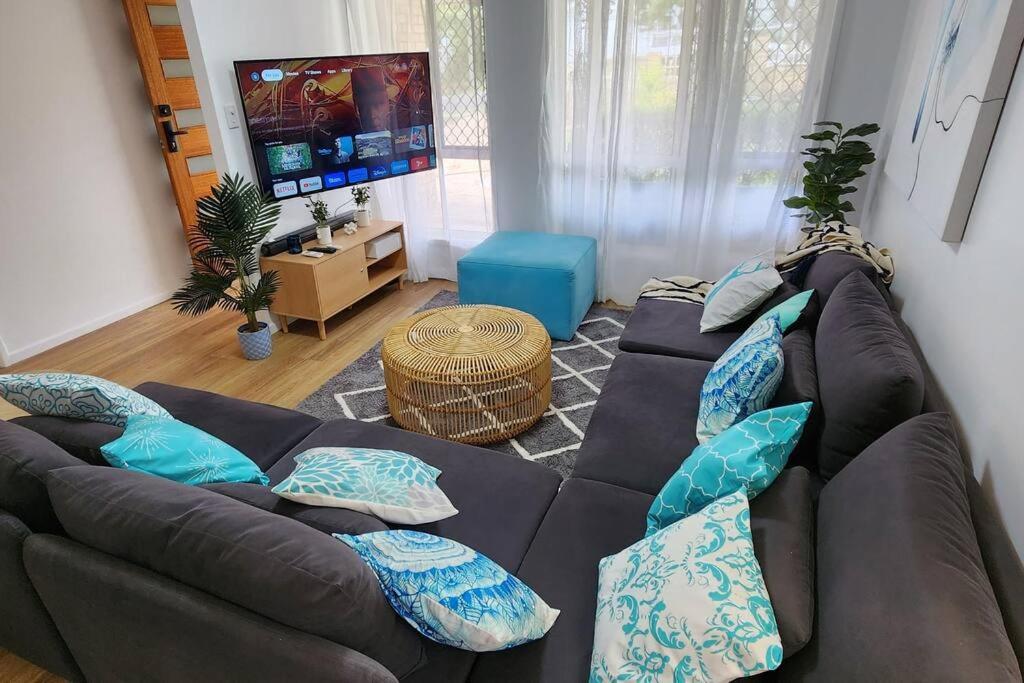 Peaceful Getaway - Stylish, Newly Updated House Holiday home *