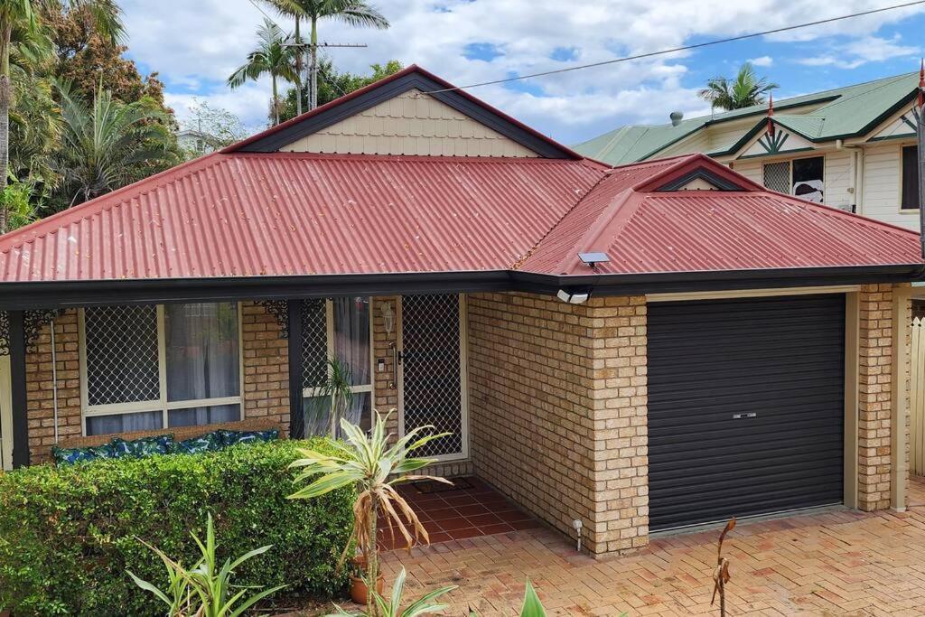 Peaceful Getaway - Stylish, Newly Updated House Brisbane
