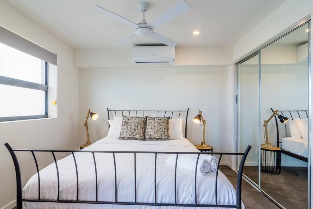 Slick 1 Bedroom + Carpark - Walk To Apartment
