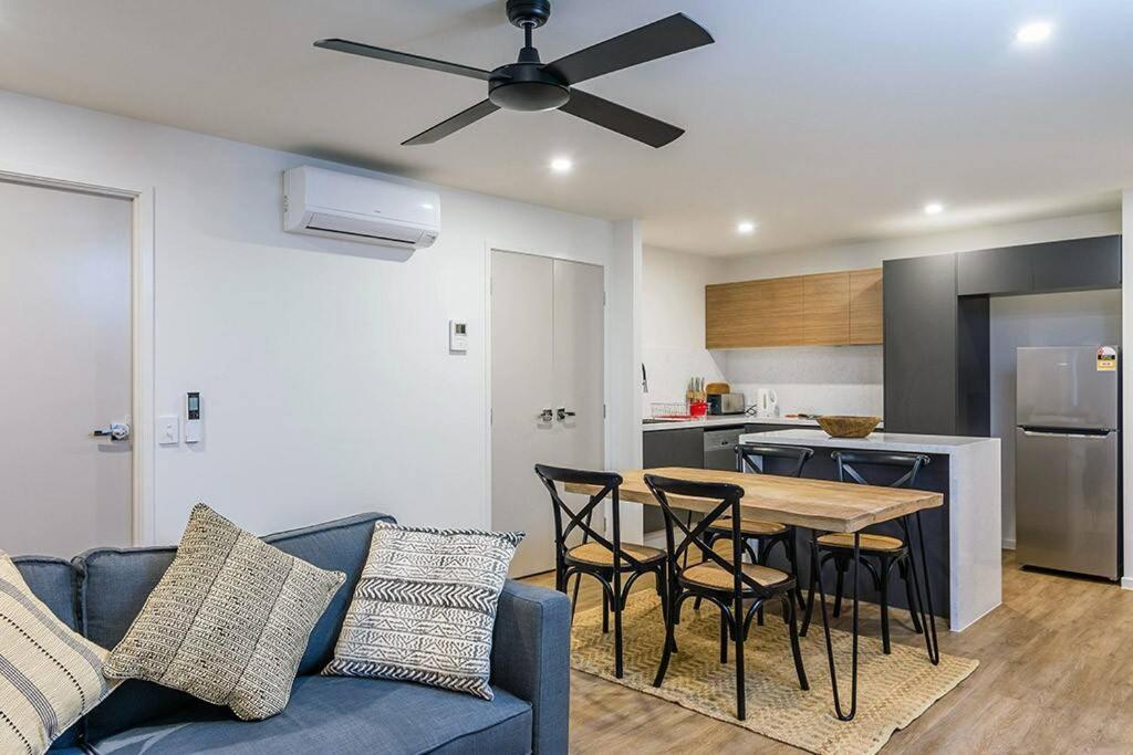 Slick 1 Bedroom + Carpark - Walk To * Brisbane