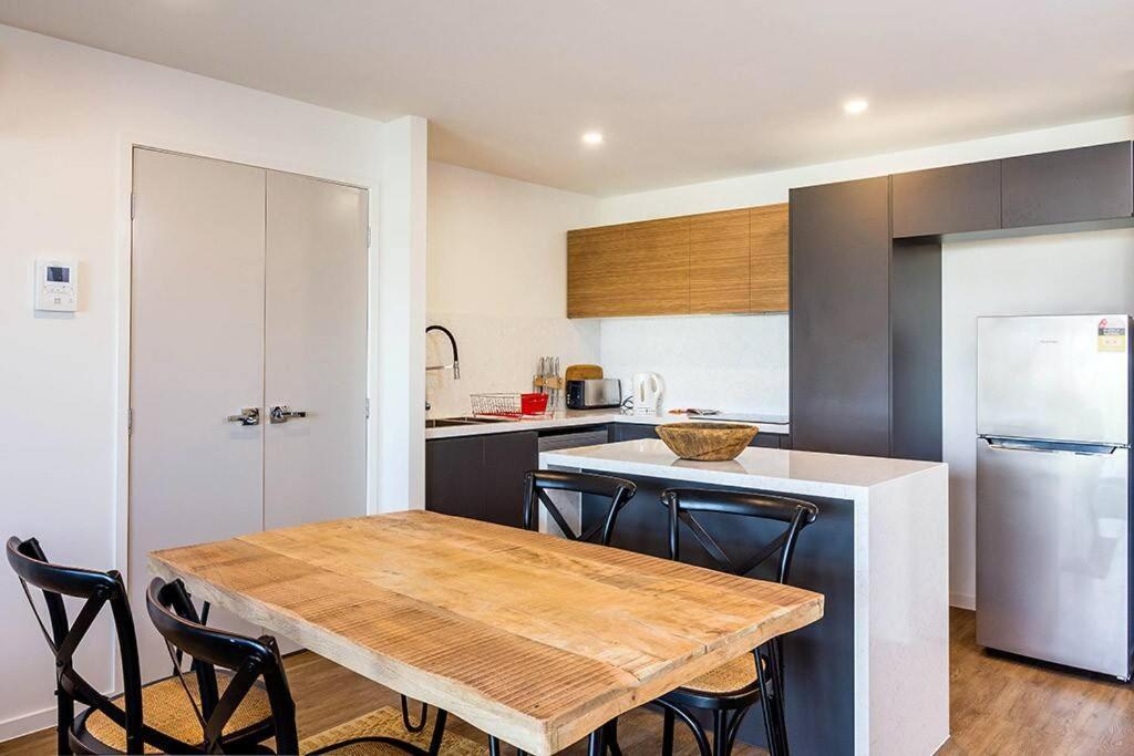 Slick 1 Bedroom + Carpark - Walk To * Brisbane