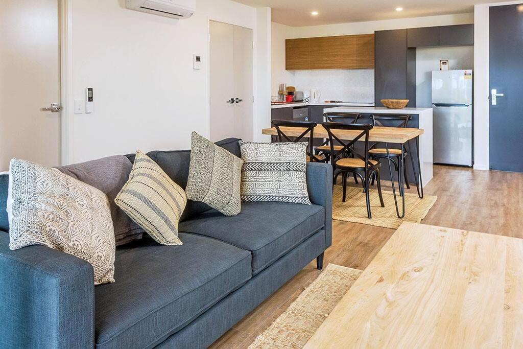 Apartment Slick 1 Bedroom + Carpark - Walk To