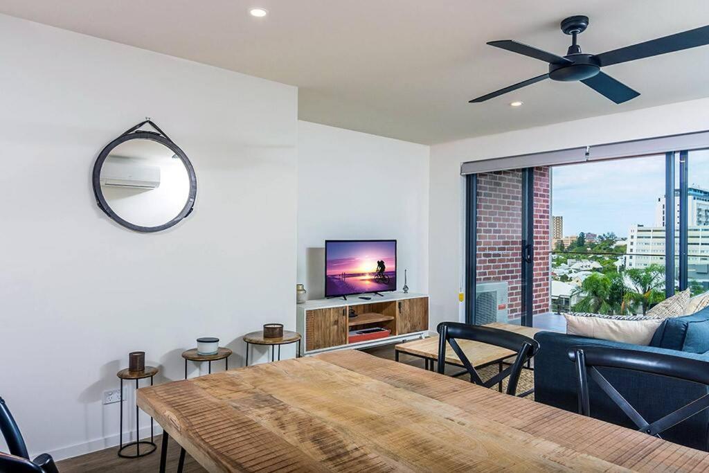 Slick 1 Bedroom + Carpark - Walk To Apartment *