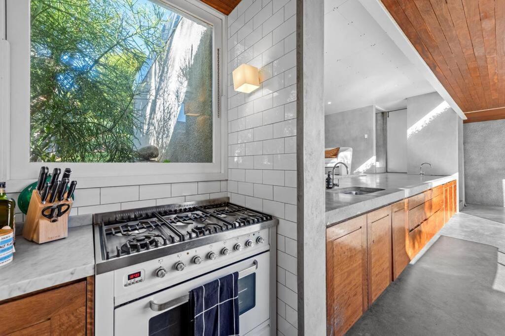 Inside Out! ~ 3 Bed House ~ Toowong Holiday home *