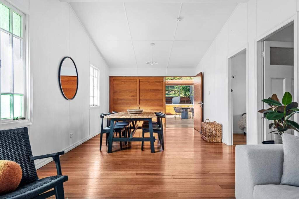 Holiday home Inside Out! ~ 3 Bed House ~ Toowong *