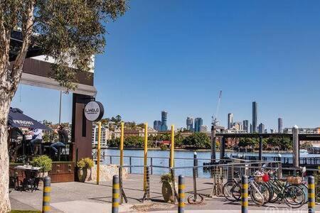 Pet-friendly Haven: Fast Wi-fi & Netflix Brisbane