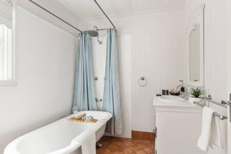 Holiday home Pet-friendly Haven: Fast Wi-fi & Netflix *