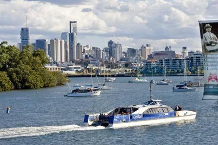 Pet-friendly Haven: Fast Wi-fi & Netflix * Brisbane