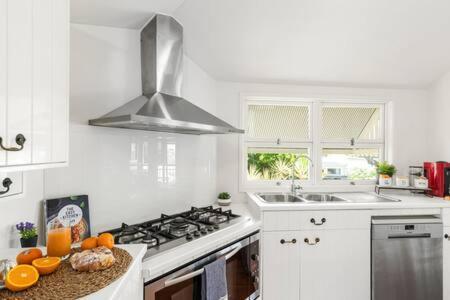 Pet-friendly Haven: Fast Wi-fi & Netflix Brisbane