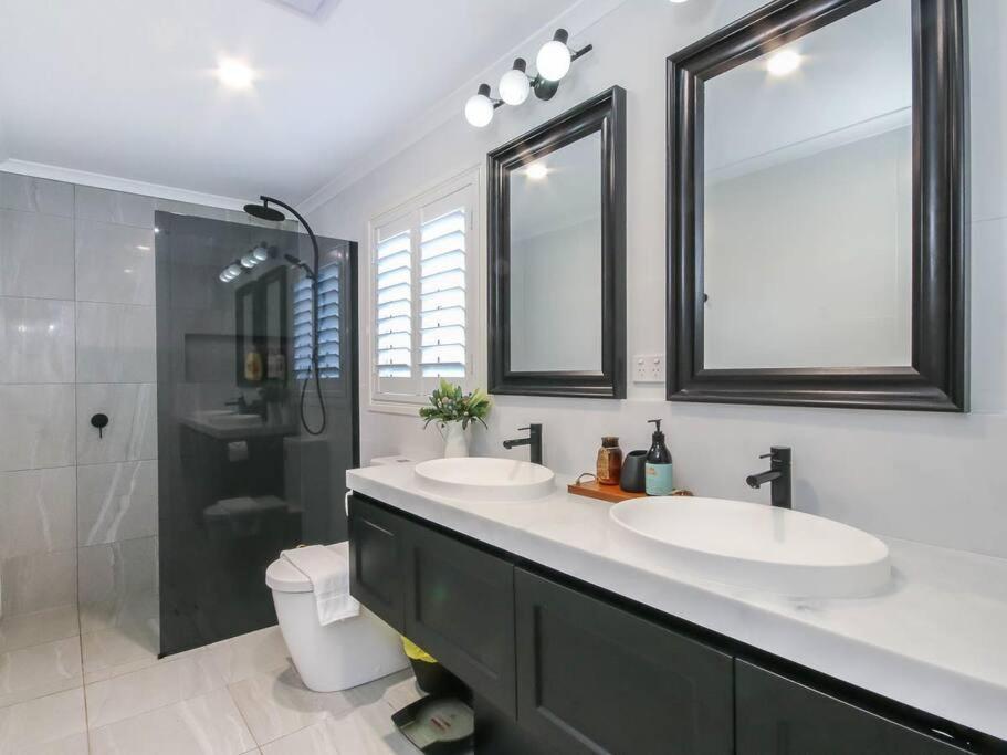 A Family Affair ~ 4 Bed/2.5bath/pool ~ Morningside Holiday home