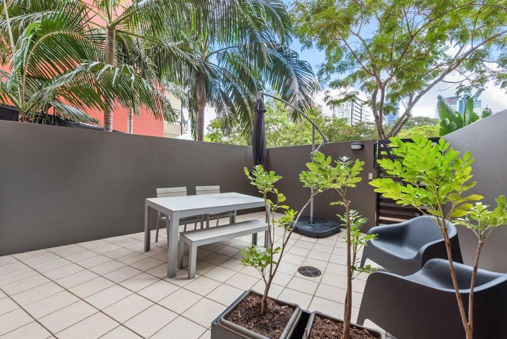Apartment Living - 10mins Cbd - 2bed / 2bath / 1car Brisbane