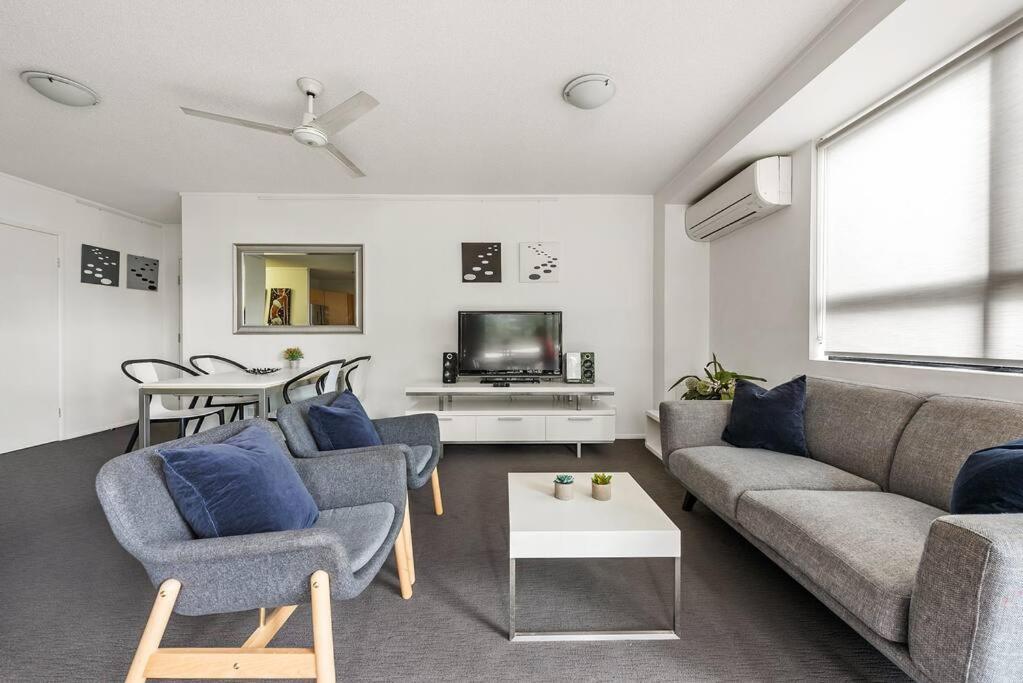 Apartment Living - 10mins Cbd - 2bed / 2bath / 1car