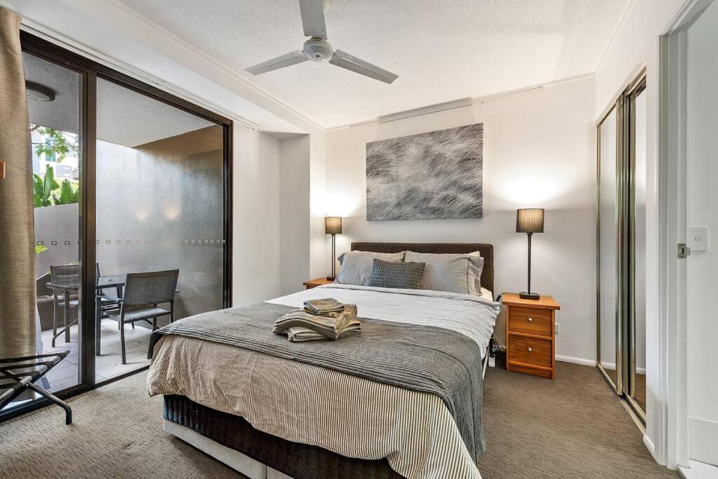 Living - 10mins Cbd - 2bed / 2bath / 1car Apartment
